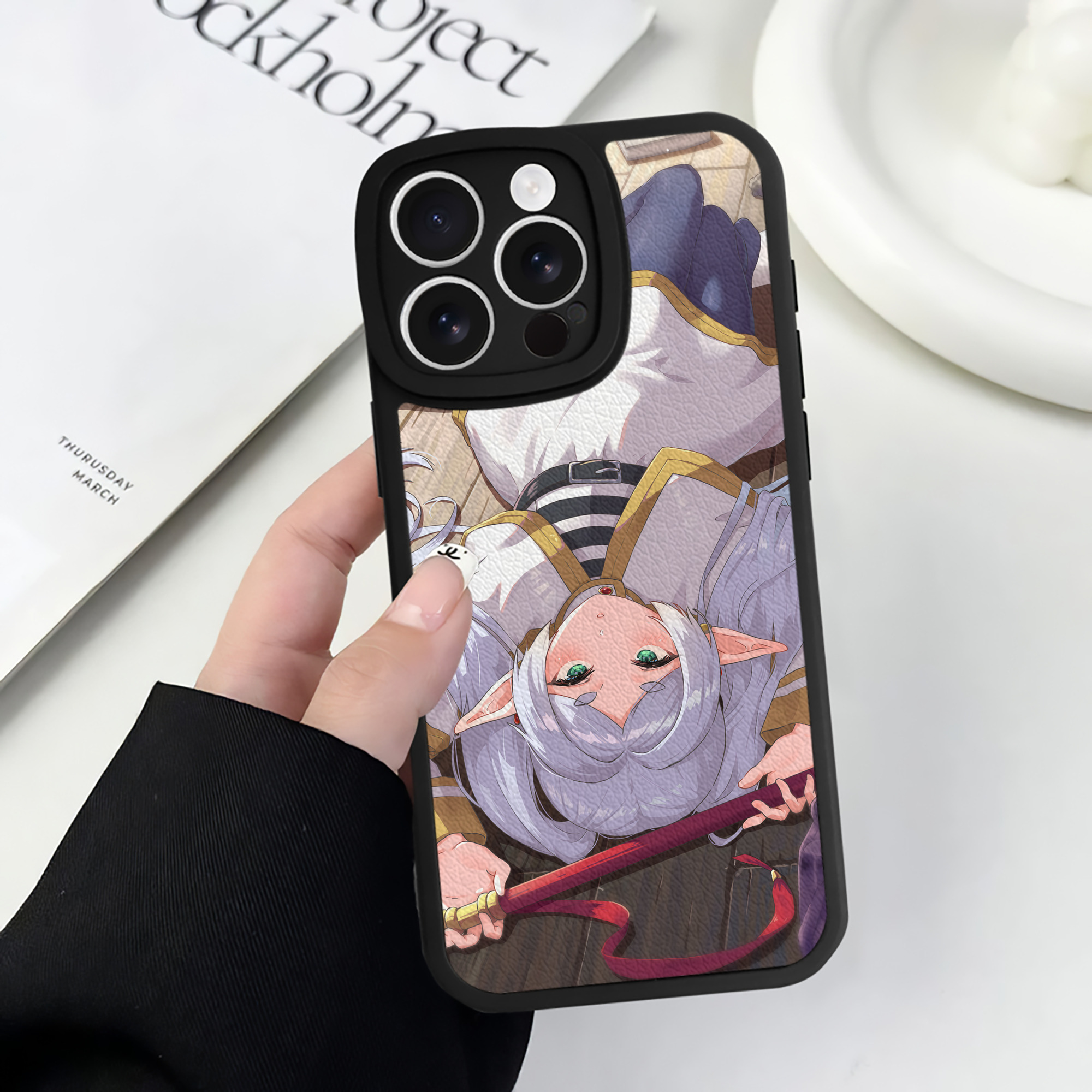 （画像用） 葬送のフリーレン Frieren 【iPhone 16シリーズ対応】シリコンスマホケース（レザー調） 材質：シリコン
